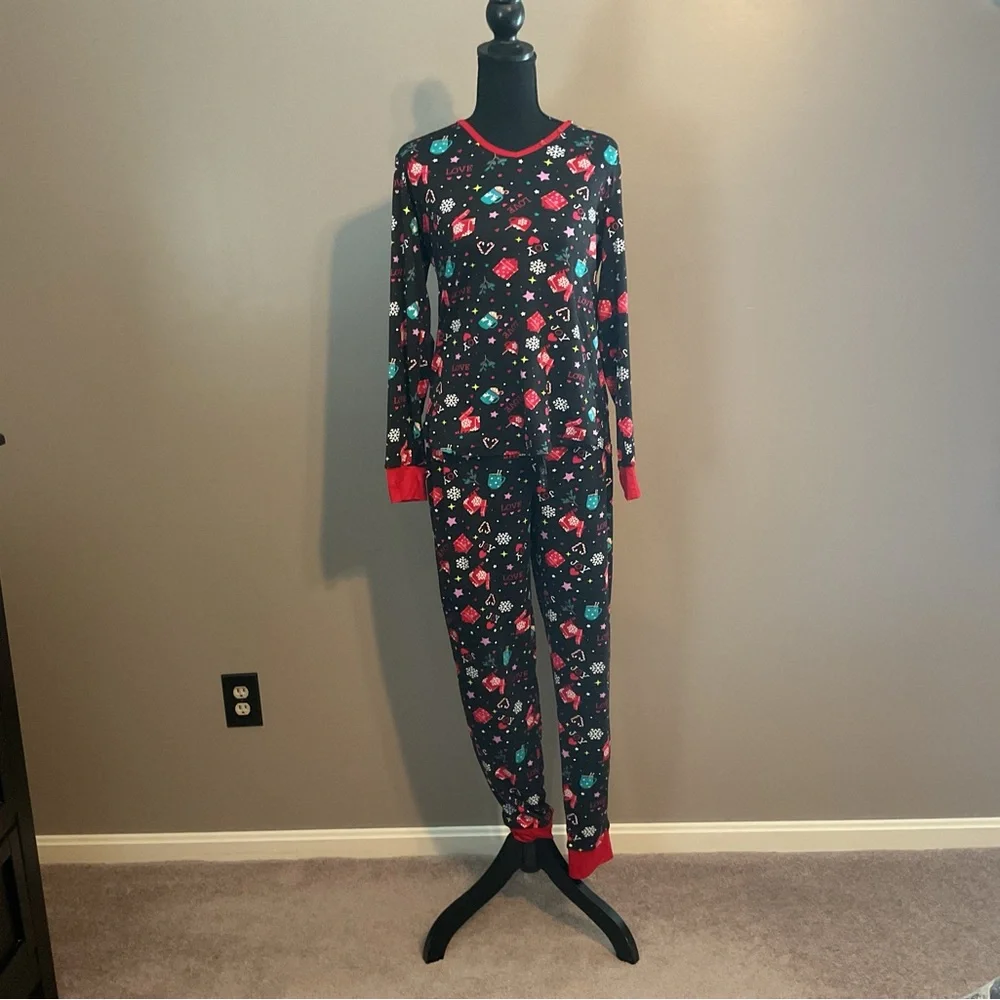 Women’s Black Holiday-Print Long-Sleeve Pajama Set with Red Trim